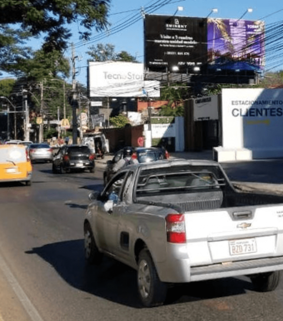 Semáforo frente al shopping del Sol, camino al aeropuerto